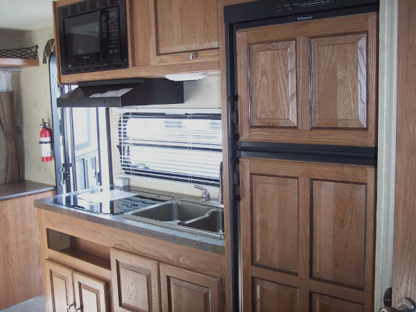 Denver Rent hybrid trailer Shamrock 183 kitchen